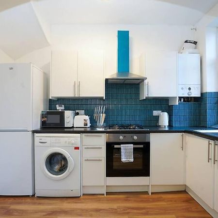 3 Bedroom Home With Free Parking Лийдс Екстериор снимка