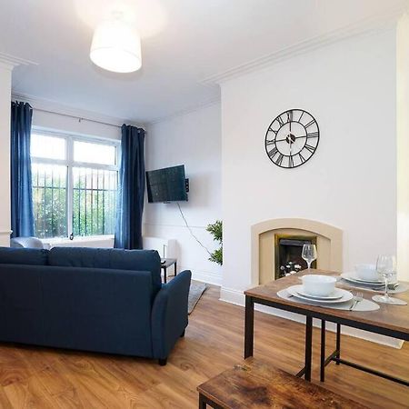 3 Bedroom Home With Free Parking Лийдс Екстериор снимка