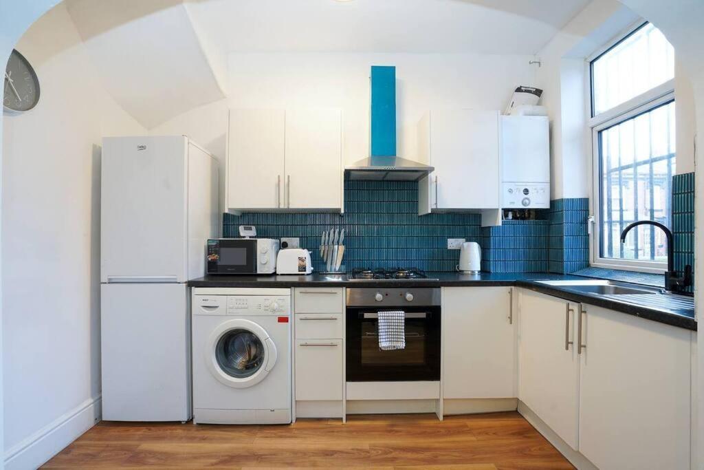 3 Bedroom Home With Free Parking Лийдс Екстериор снимка