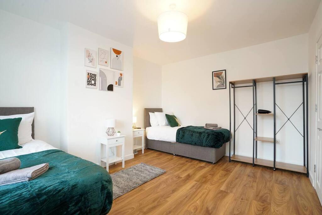 3 Bedroom Home With Free Parking Лийдс Екстериор снимка