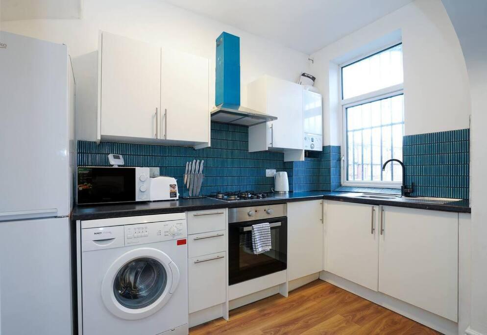 3 Bedroom Home With Free Parking Лийдс Екстериор снимка