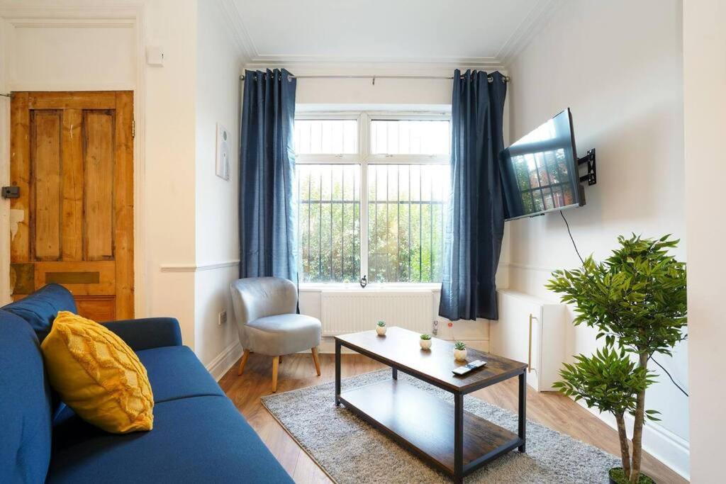 3 Bedroom Home With Free Parking Лийдс Екстериор снимка
