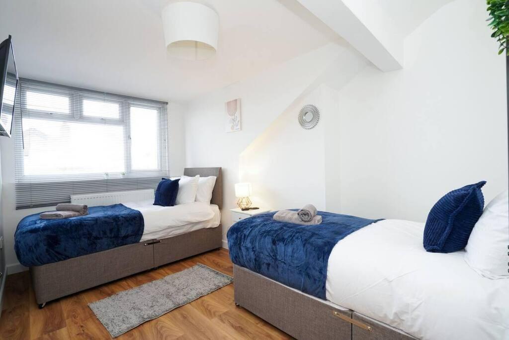 3 Bedroom Home With Free Parking Лийдс Екстериор снимка