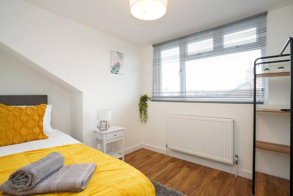3 Bedroom Home With Free Parking Лийдс Екстериор снимка