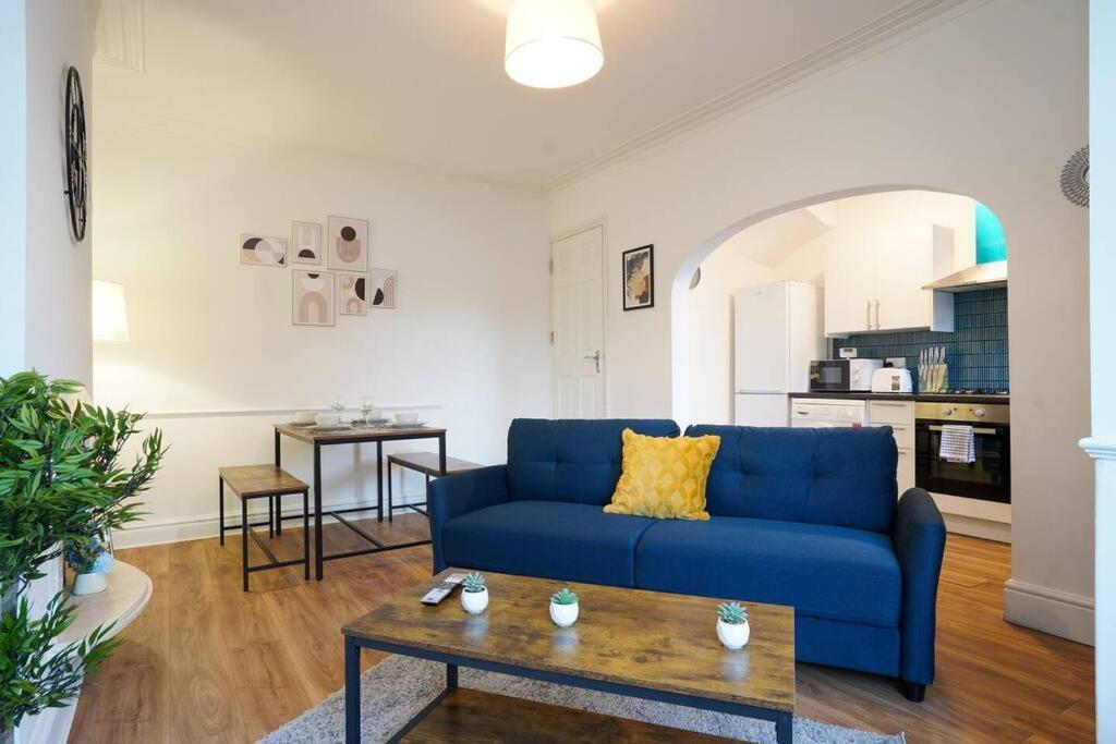 3 Bedroom Home With Free Parking Лийдс Екстериор снимка