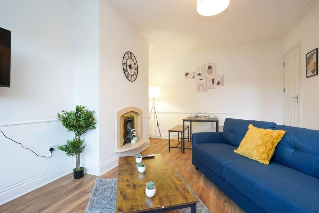 3 Bedroom Home With Free Parking Лийдс Екстериор снимка