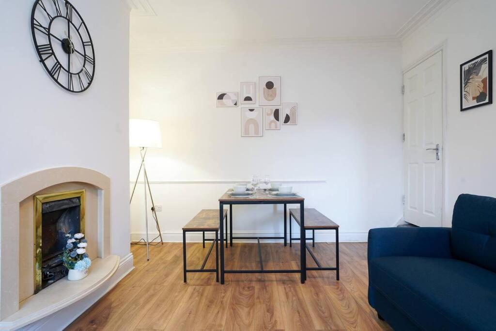 3 Bedroom Home With Free Parking Лийдс Екстериор снимка