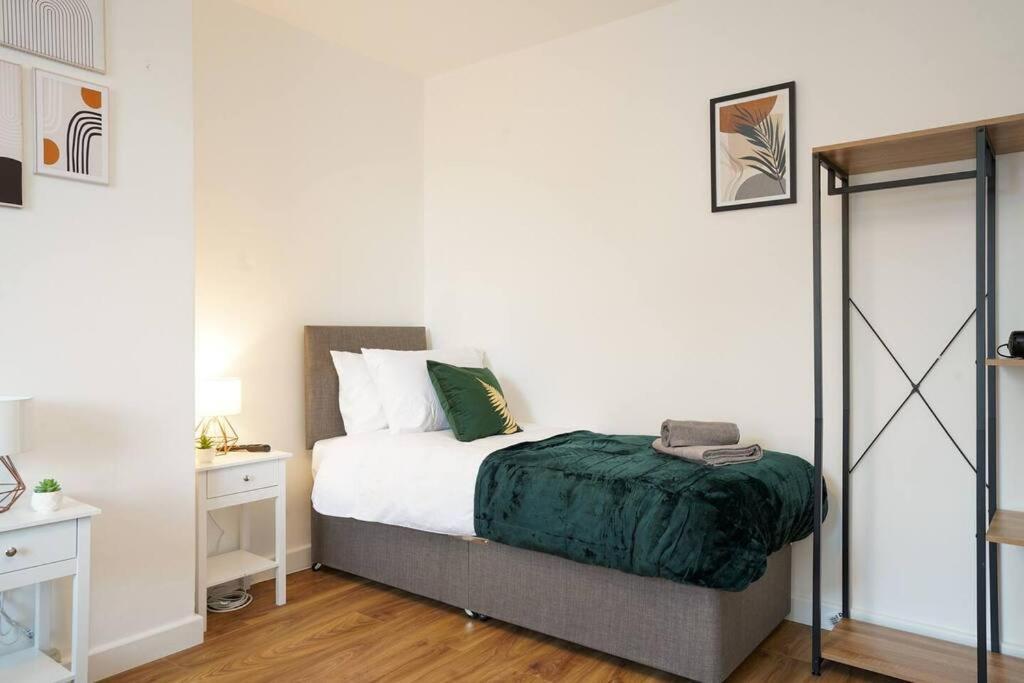 3 Bedroom Home With Free Parking Лийдс Екстериор снимка