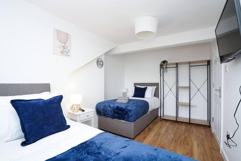 3 Bedroom Home With Free Parking Лийдс Екстериор снимка