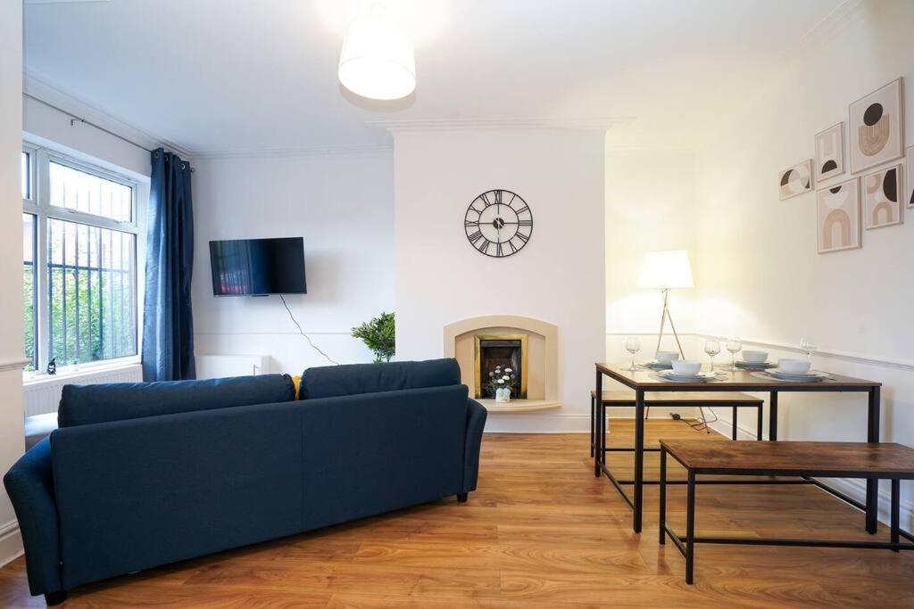 3 Bedroom Home With Free Parking Лийдс Екстериор снимка