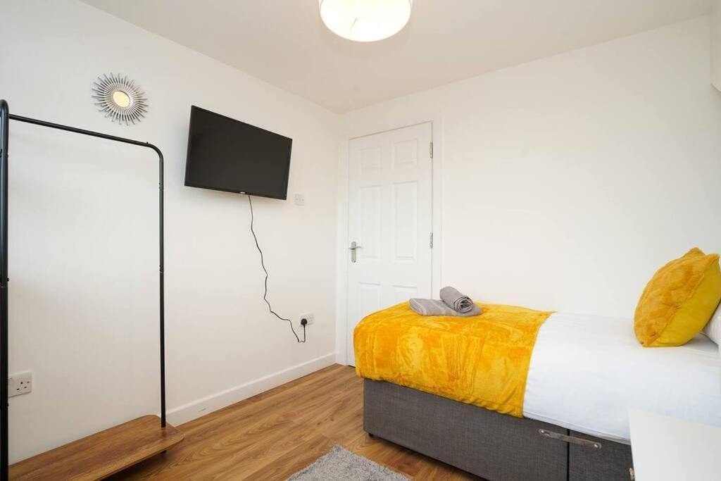 3 Bedroom Home With Free Parking Лийдс Екстериор снимка